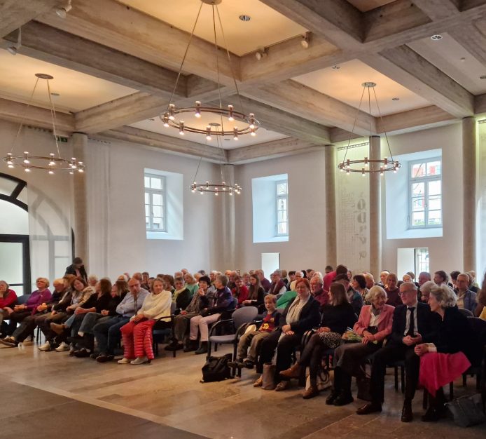 Das Publikum Die Lesung ist gut besucht: großes Publikum