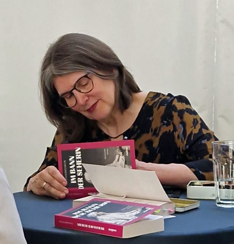 Autorin Eva Klingenstein beim Signieren Autorin Eva Klingenstein beim Signieren ihres Romans "Im Bann der Seherin"